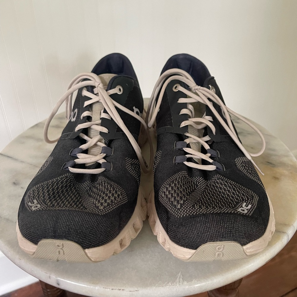 On Cloud -cloud x women’s size 9.5. Barely worn.  Good condition.